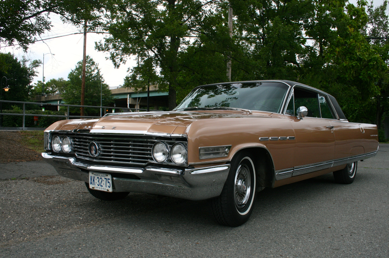 Illustration for article titled What It's Like To Drive Classic V8 Cruisers From Mercedes And Buick